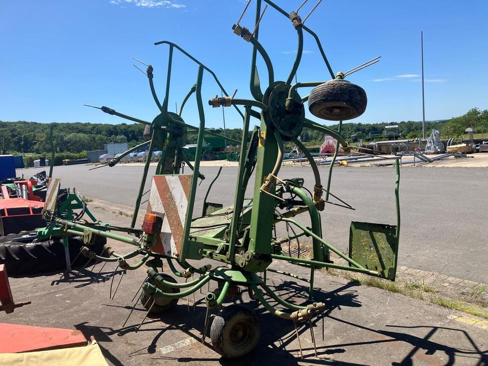 Krone KW 5.50 Wender, Heuer, Zetter hydr. Grenzstreueinrichtung - Tedder/ Rake: picture 3 Krone KW 5.50 Wender, Heuer, Zetter hydr. Grenzstreueinrichtung - Tedder/ Rake: picture 3