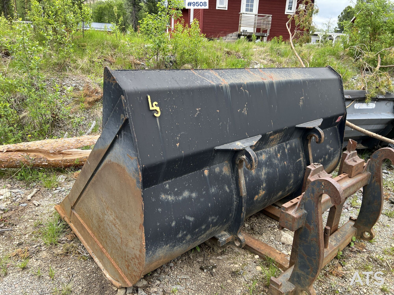 Bucket with Large BM - Loader bucket: picture 3 Bucket with Large BM - Loader bucket: picture 3