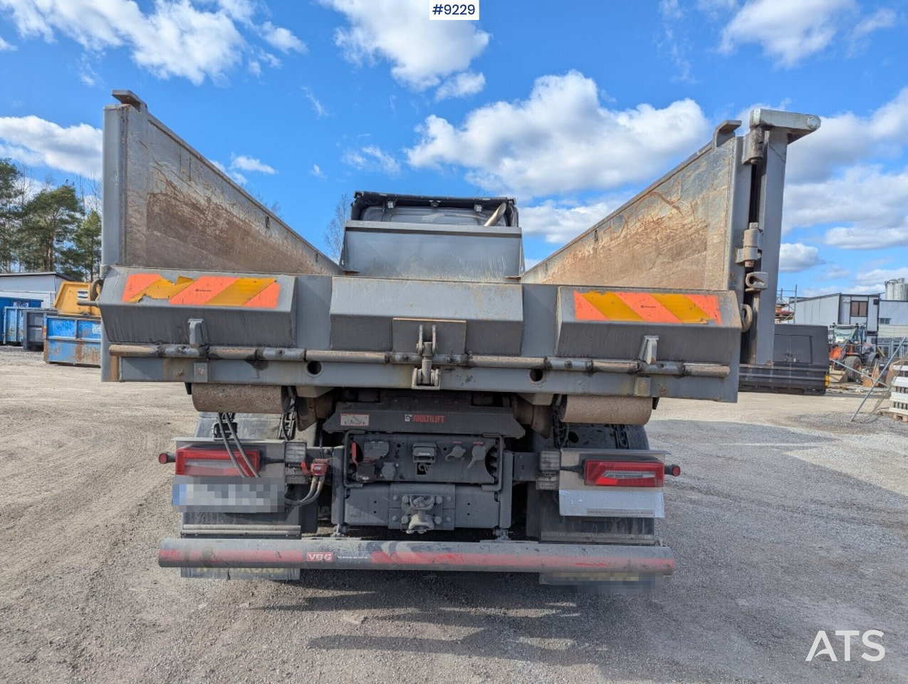 Lastväxlare Scania R560B8X4*4NB med grusflak - Hook lift truck: picture 3 Lastväxlare Scania R560B8X4*4NB med grusflak - Hook lift truck: picture 3