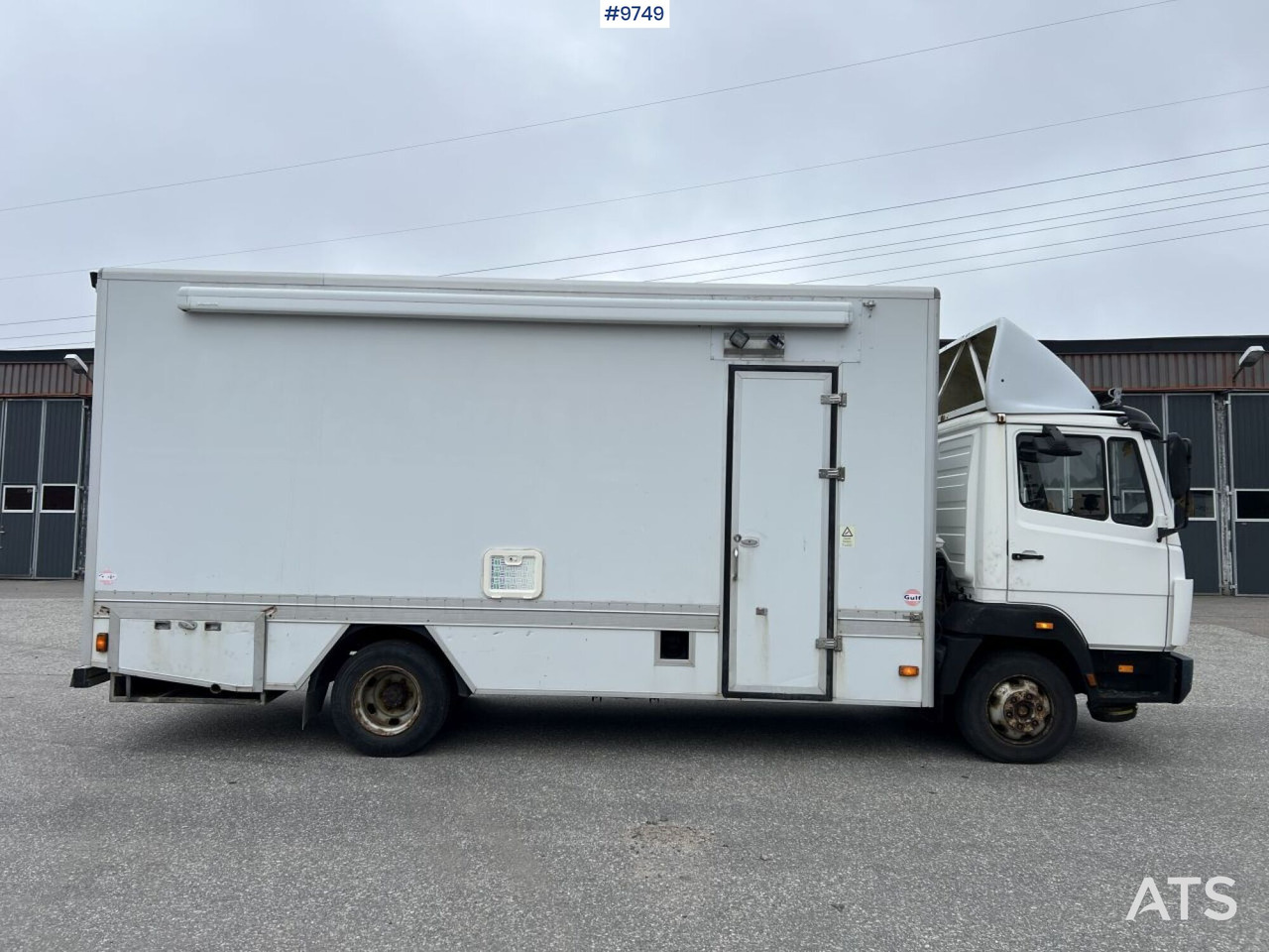 Box truck Mercedes Benz 814 Truck with living quarters/workshop section: picture 16