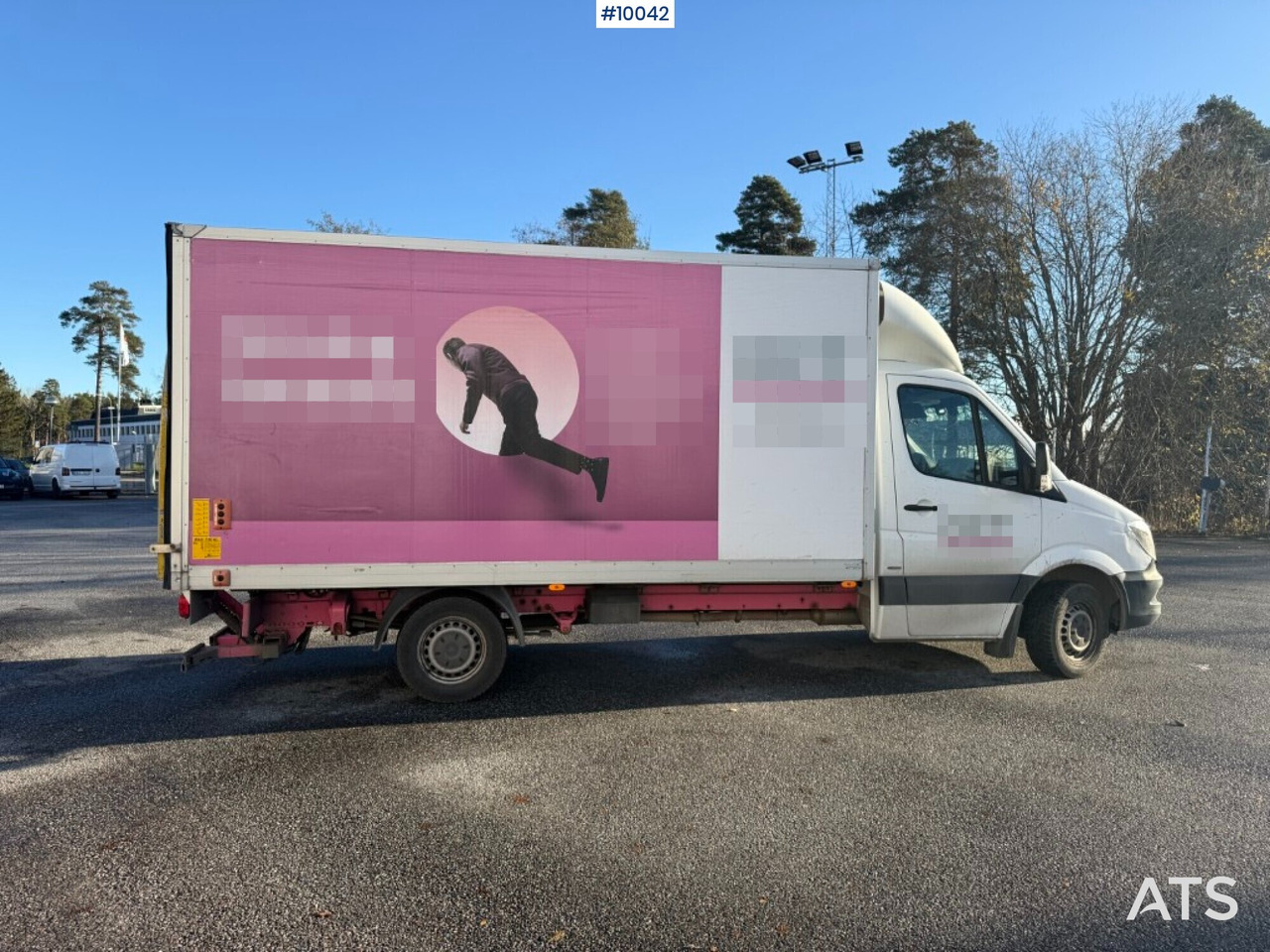 Closed box van Mercedes Benz Sprinter with tail lift: picture 6