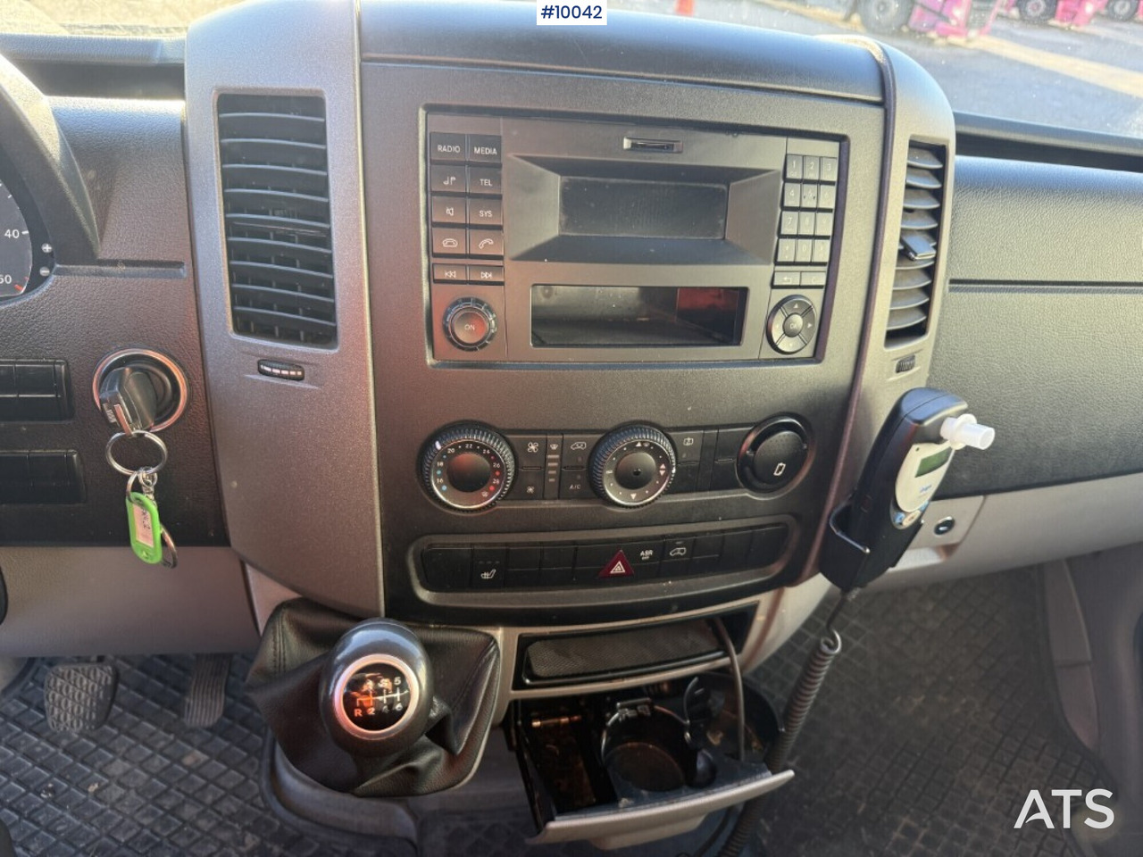 Closed box van Mercedes Benz Sprinter with tail lift: picture 16