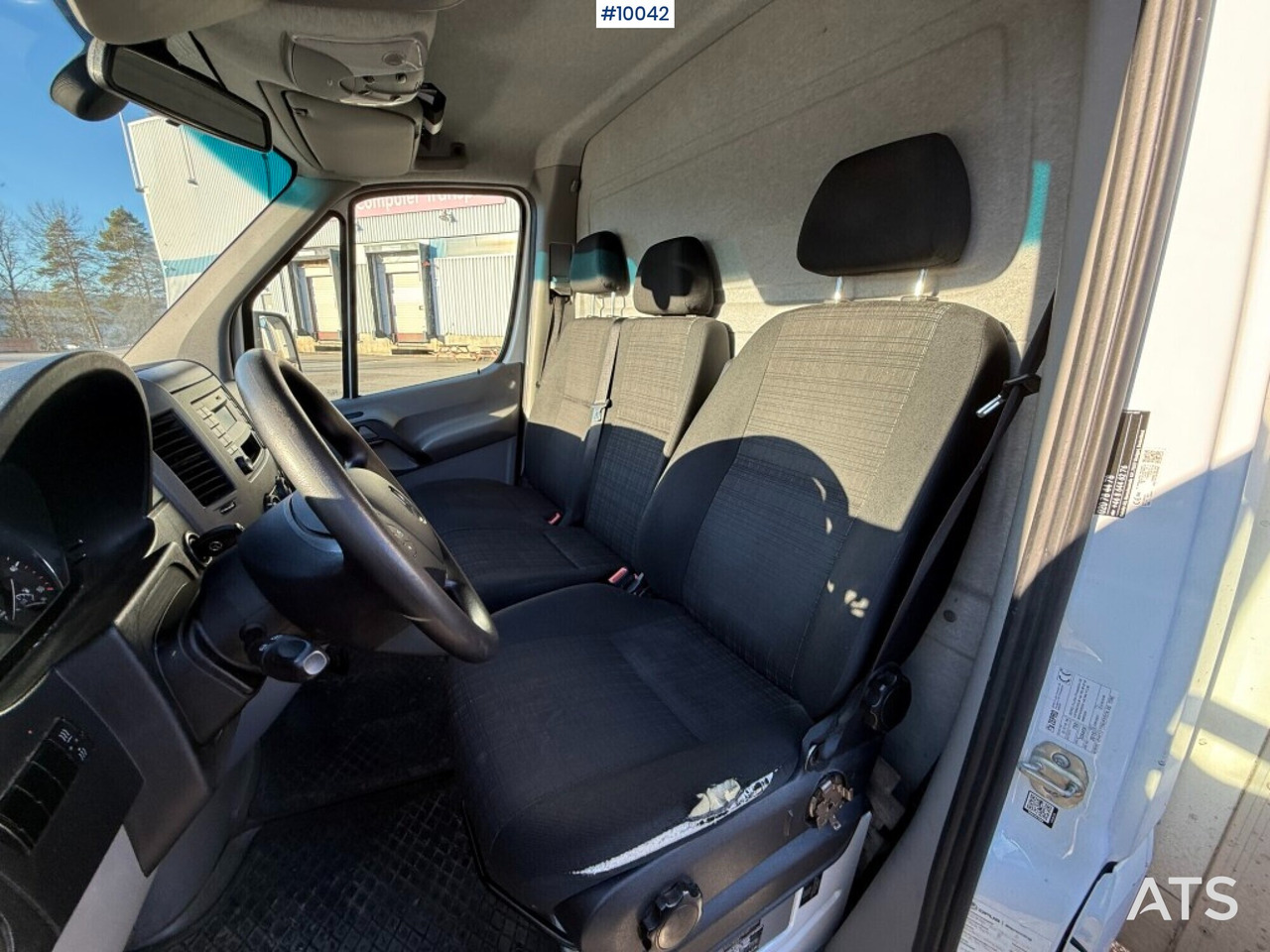 Closed box van Mercedes Benz Sprinter with tail lift: picture 13