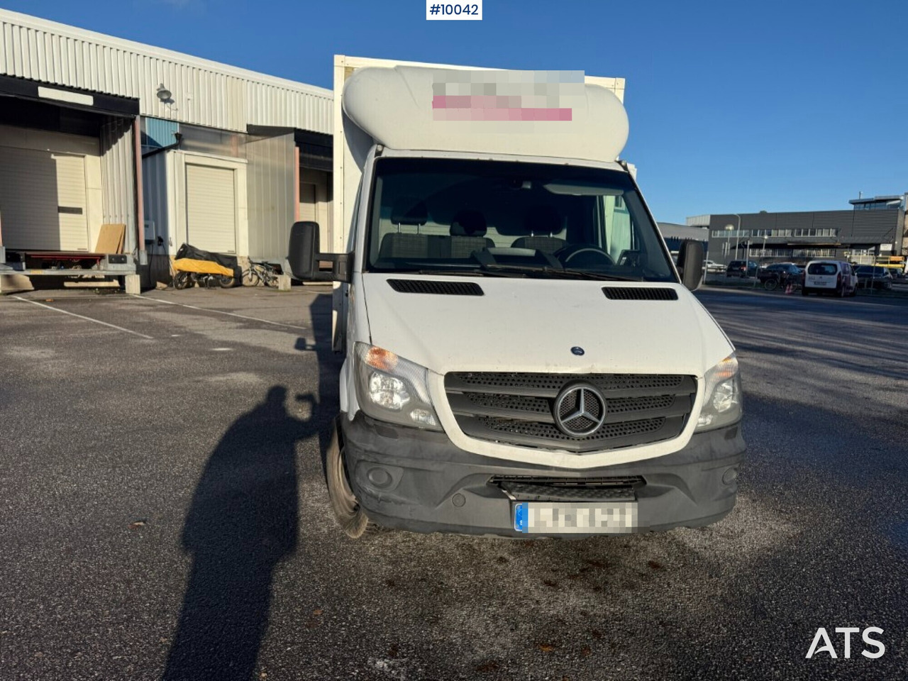 Closed box van Mercedes Benz Sprinter with tail lift: picture 8