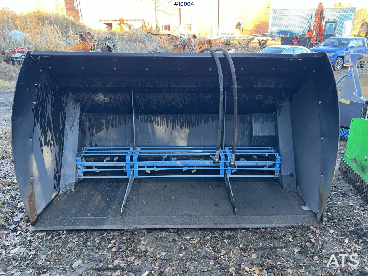 Sand spreader bucket 3350 L, Large BM - Other machinery: picture 2 Sand spreader bucket 3350 L, Large BM - Other machinery: picture 2