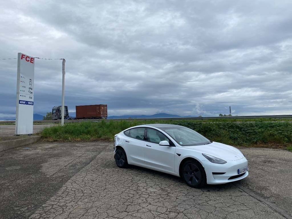 Tesla MODEL 3 5YJ3 - Rwd-Carte Grise Française endommagé - Car: picture 3 Tesla MODEL 3 5YJ3 - Rwd-Carte Grise Française endommagé - Car: picture 3