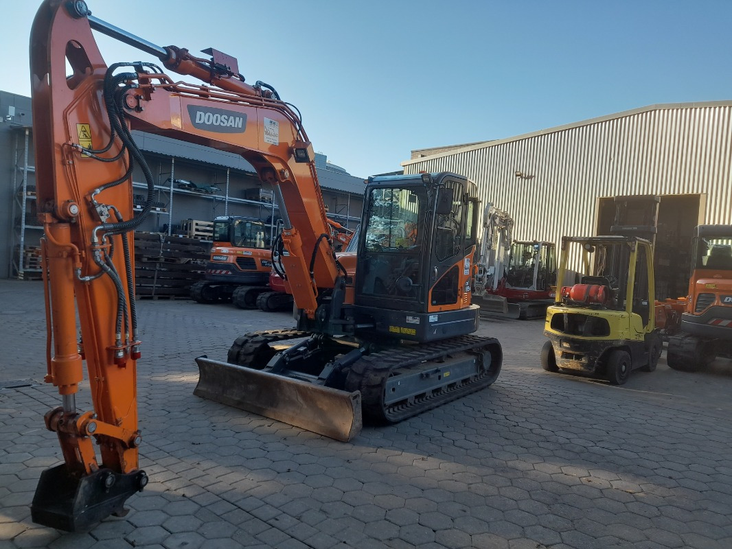 Doosan DX85R-3 - Excavator: picture 1 Doosan DX85R-3 - Excavator: picture 1