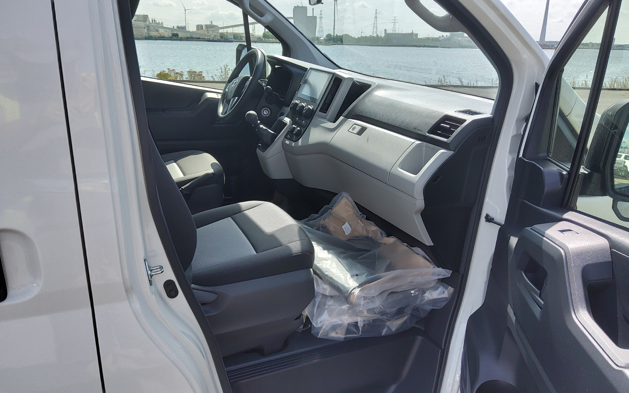 New Minibus, Passenger van Toyota Hiace HIGH ROOF / TOIT HAUT 3.5L Petrol Manual: picture 14 New Minibus, Passenger van Toyota Hiace HIGH ROOF / TOIT HAUT 3.5L Petrol Manual: picture 14