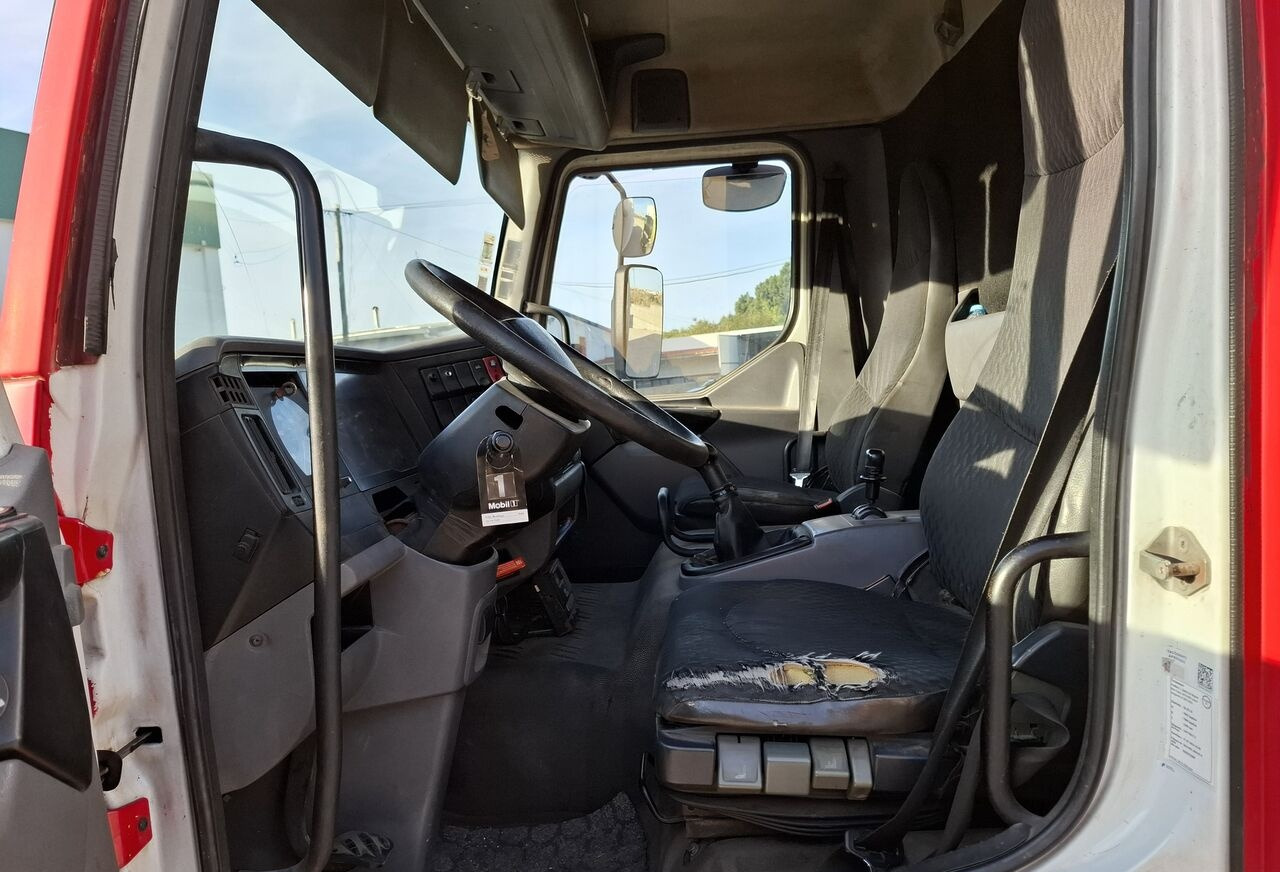 Interior photo 1: Refrigerator truck Renault MT 180.12