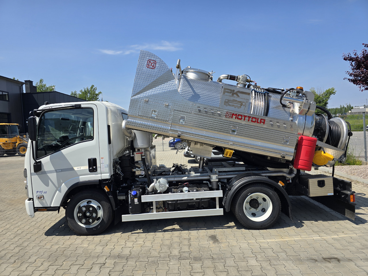 ISUZU - Vacuum truck: picture 4 ISUZU - Vacuum truck: picture 4