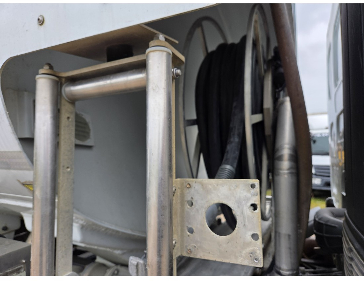 Tank truck Renault Premium 340 6x2 Fuel Tank 18.540 L 3 compart Steering Axle Retarder Manual gearbox: picture 10