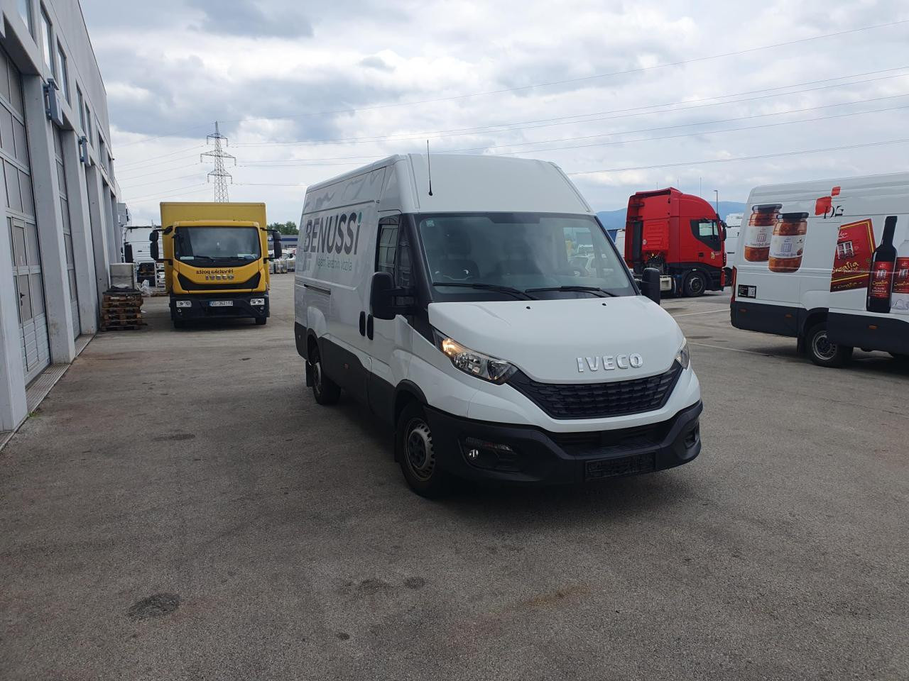 IVECO Daily 35S14V - Passenger van: picture 2 IVECO Daily 35S14V - Passenger van: picture 2