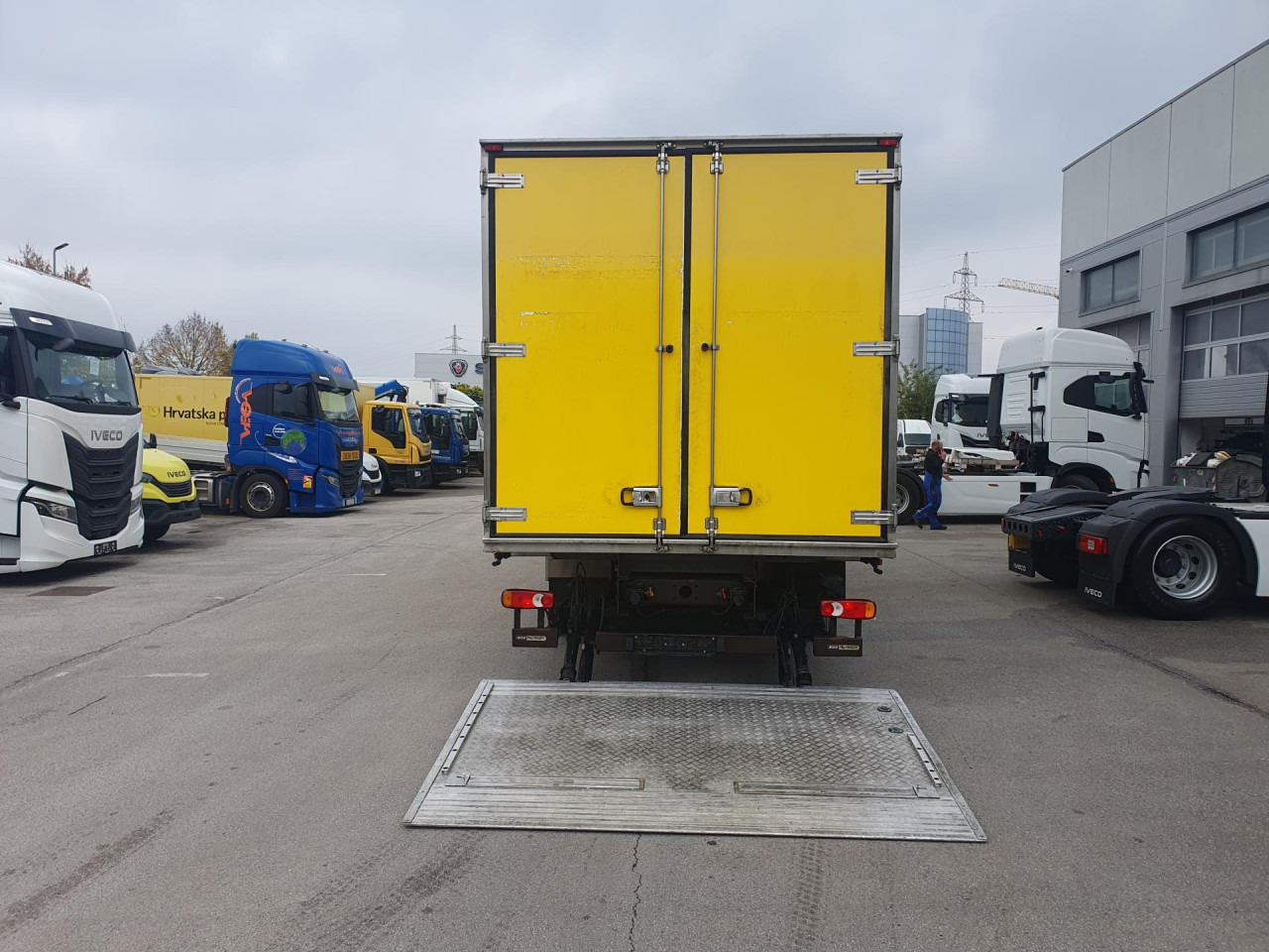 Refrigerator truck RENAULT Midlum 220.12: picture 8