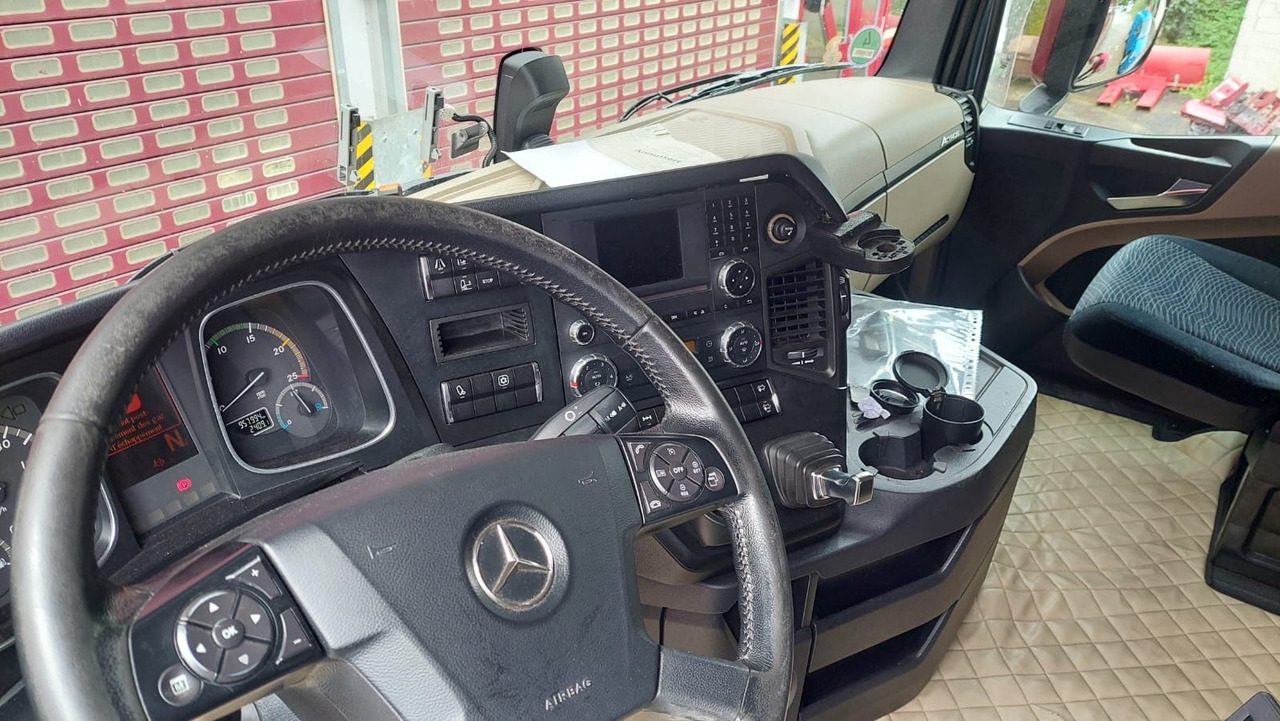 Interior photo 1: Tractor unit Mercedes-Benz Actros 1848 4x2, E6,Lowliner,verstellbare Sattel Interior photo 1: Tractor unit Mercedes-Benz Actros 1848 4x2, E6,Lowliner,verstellbare Sattel