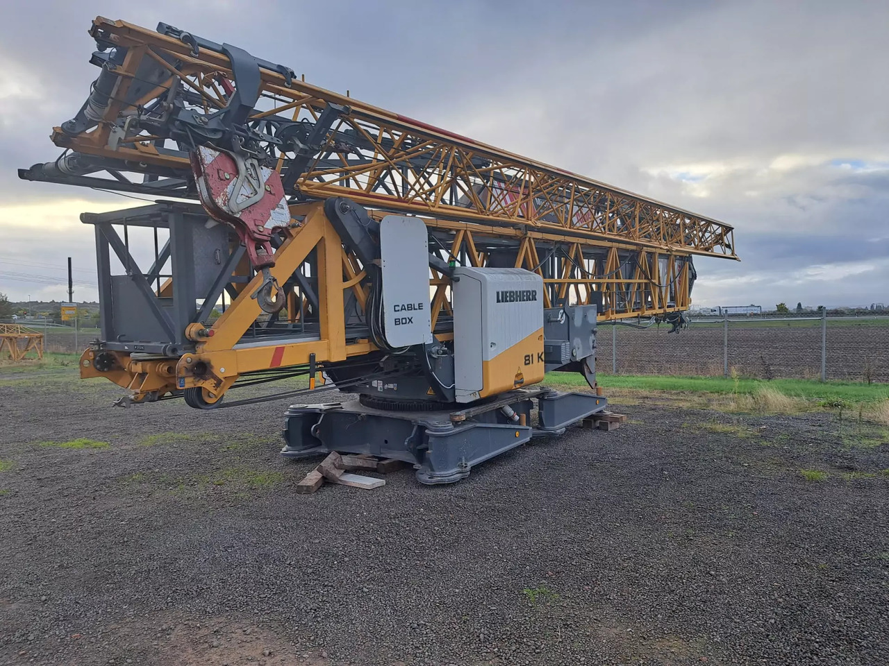 2013 Liebherr 81 K - Self-erecting tower crane: picture 1 2013 Liebherr 81 K - Self-erecting tower crane: picture 1