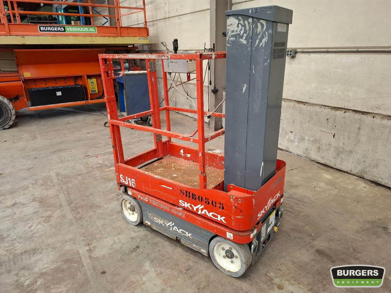 Skyjack SJ16 - Vertical mast lift: picture 5 Skyjack SJ16 - Vertical mast lift: picture 5