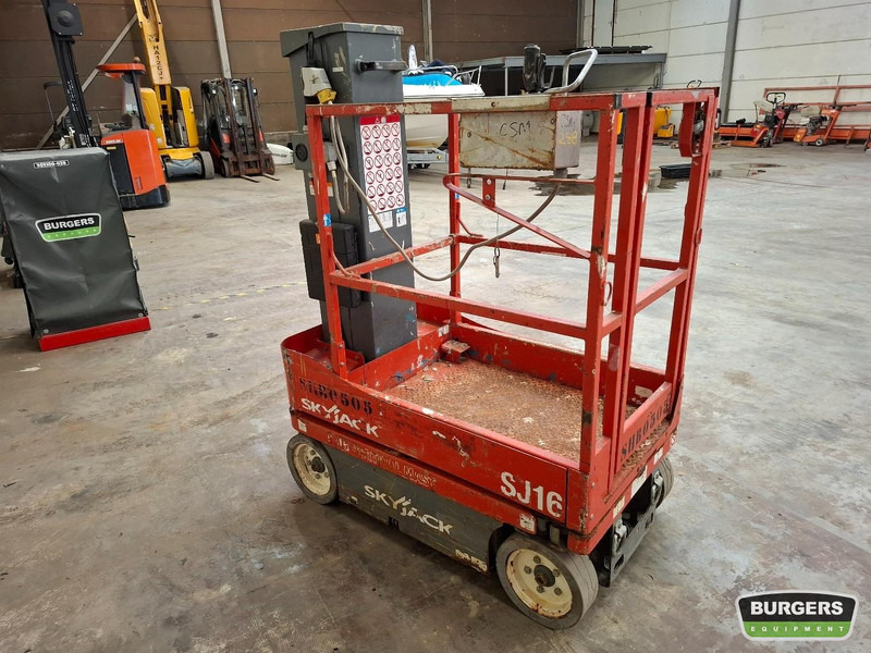 Skyjack SJ16 - Vertical mast lift: picture 2 Skyjack SJ16 - Vertical mast lift: picture 2