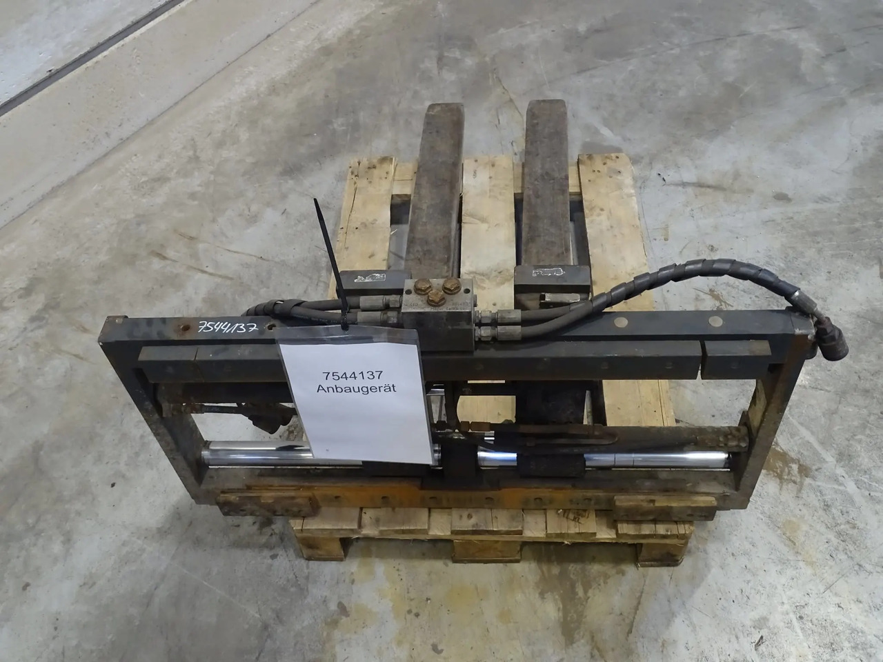 Meyer Fork positioner - Attachment for Material handling equipment: picture 4 Meyer Fork positioner - Attachment for Material handling equipment: picture 4