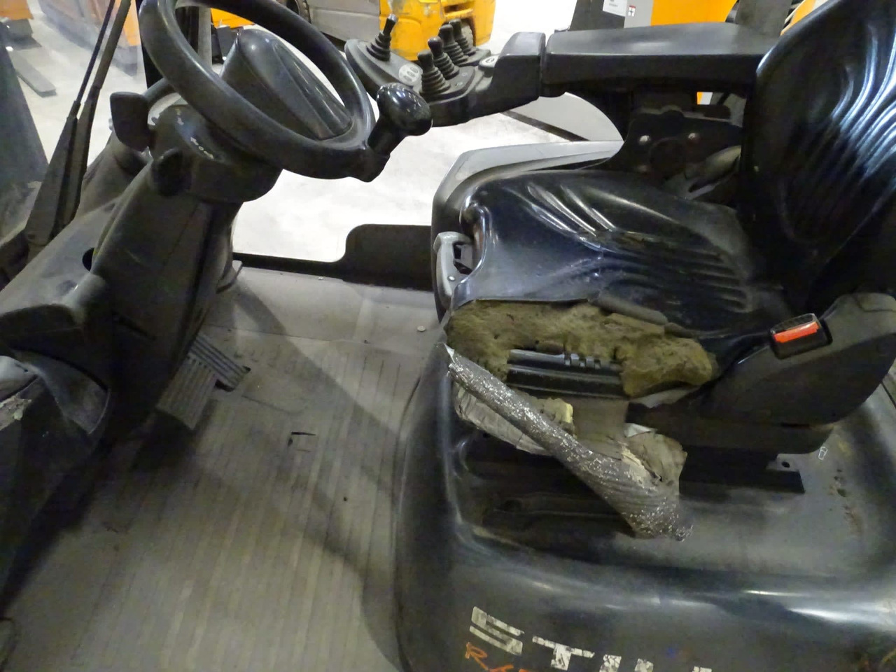 Diesel forklift STILL RX70-40: picture 6