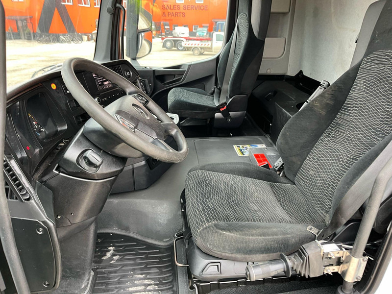 Interior photo 2: Tipper Mercedes-Benz Arocs 4151 8x4 BORDMATIC / FULL STEEL / DRUM BRAKES / BOX L=6140 mm