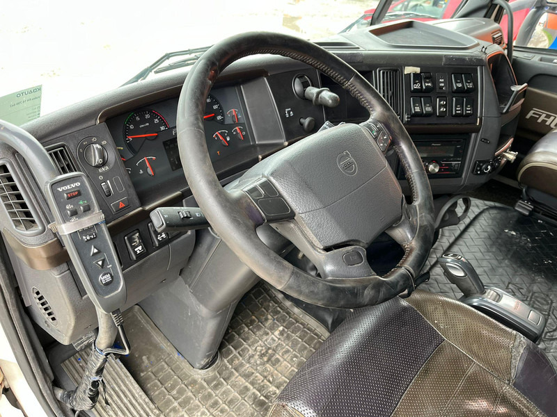 Interior photo 2: Volvo FH 16 700 6x2 GLOBE XXL / RETARDER / BIG AXLE leasing Volvo FH 16 700 6x2 GLOBE XXL / RETARDER / BIG AXLE