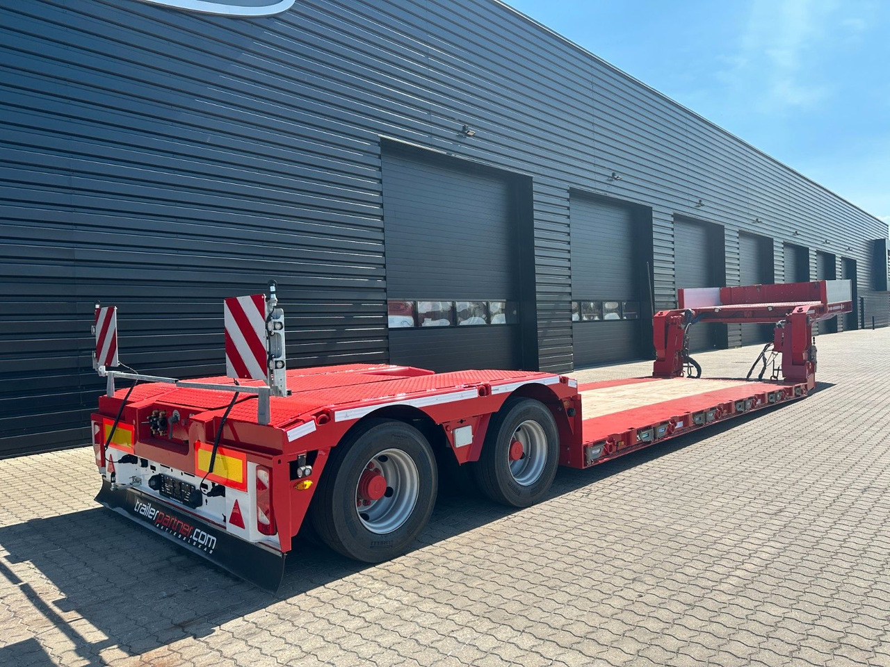 Faymonville Megamax 2 achs tiefbett / Neu Lackiert Faymonville Megamax 2 achs tiefbett / Neu Lackiert - Low loader semi-trailer: picture 2 Faymonville Megamax 2 achs tiefbett / Neu Lackiert Faymonville Megamax 2 achs tiefbett / Neu Lackiert - Low loader semi-trailer: picture 2