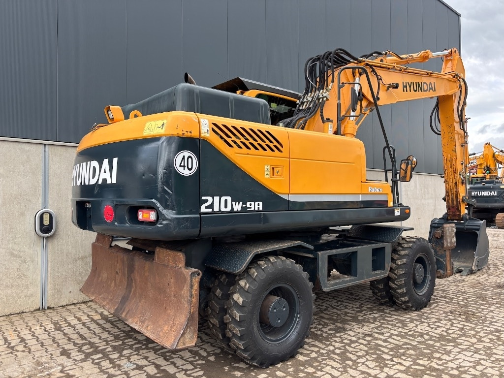 Hyundai Robex 210 W-9 A - 210 W - 200 W - 180 W - Wheel excavator: picture 4 Hyundai Robex 210 W-9 A - 210 W - 200 W - 180 W - Wheel excavator: picture 4