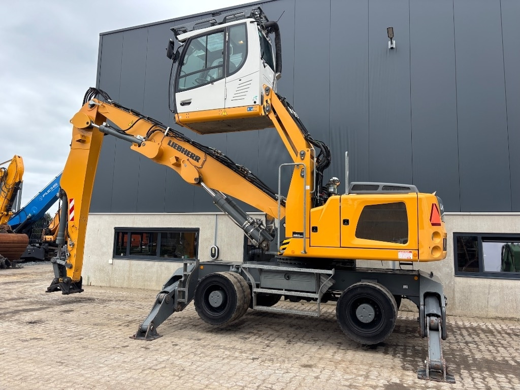 Liebherr LH 24 - LH 22 / LH 26 - Waste/ Industry handler: picture 2 Liebherr LH 24 - LH 22 / LH 26 - Waste/ Industry handler: picture 2