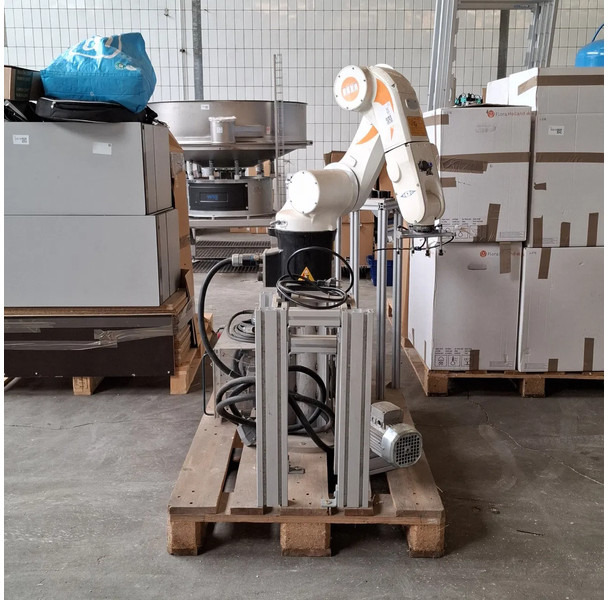 Robot met besturingskast en display Kuka KR 5 Sixx R850 WP - Attachment: picture 2 Robot met besturingskast en display Kuka KR 5 Sixx R850 WP - Attachment: picture 2
