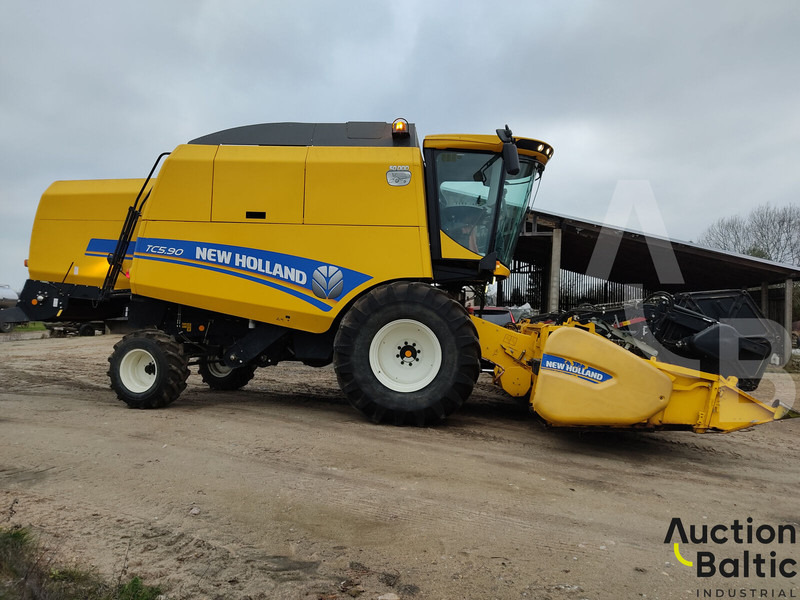 New Holland TC 5.90 - Combine harvester: picture 3 New Holland TC 5.90 - Combine harvester: picture 3