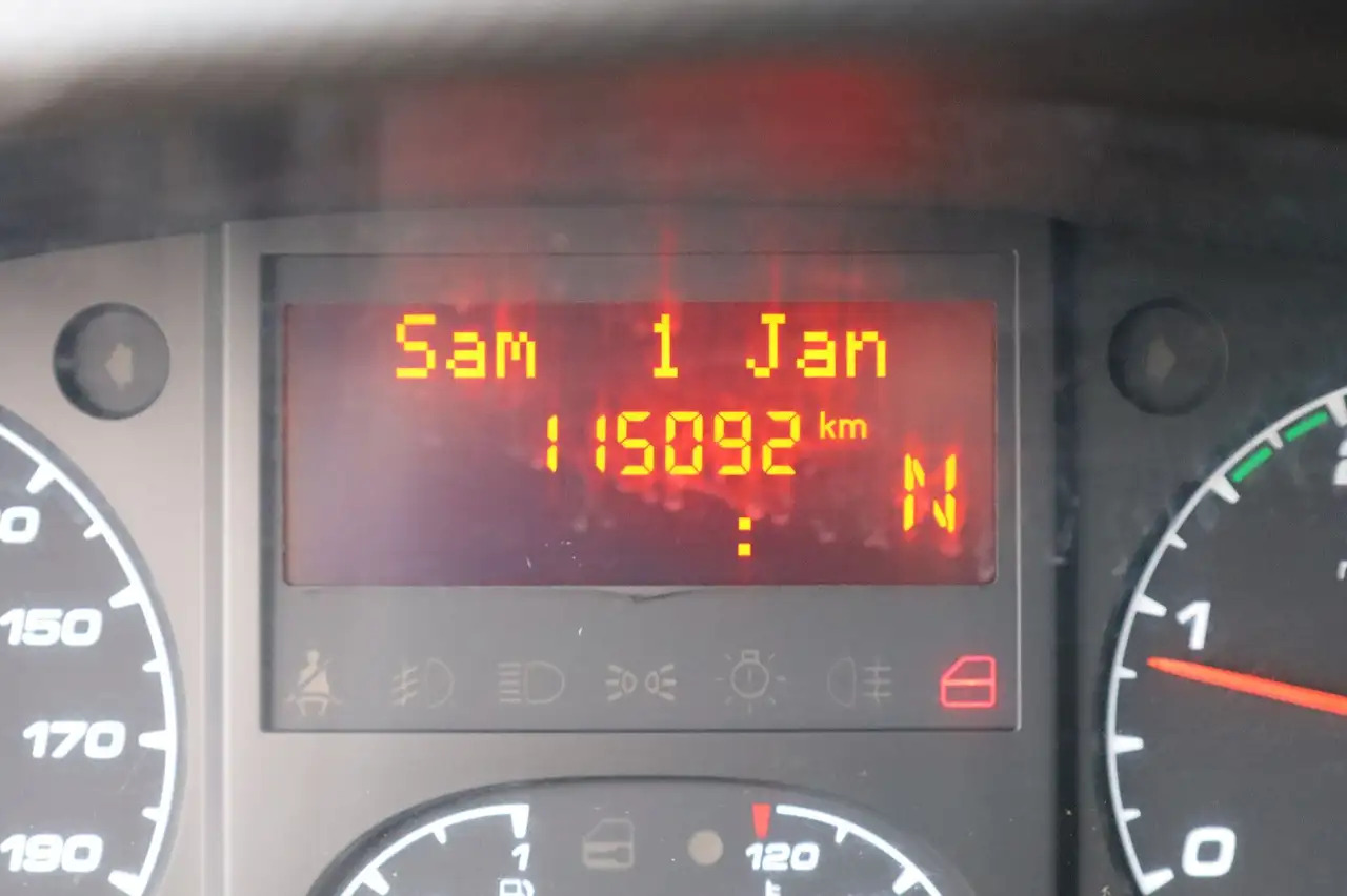 Closed box van Iveco Daily/ Regalsystem/Luftfeder/1. Hand: picture 10