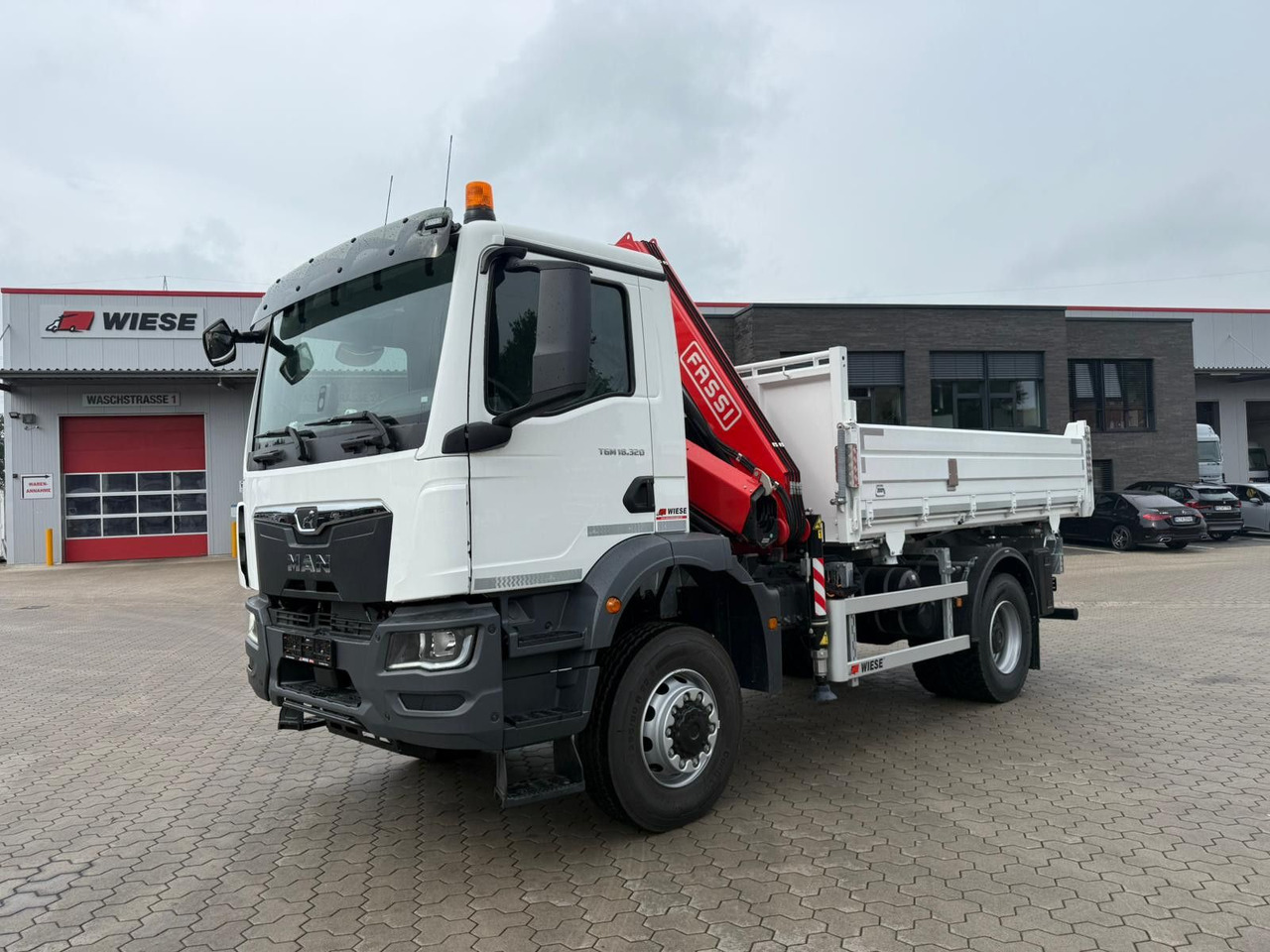 MAN 18.320 4x4 mit Fassi Ladekran Sofort Verfügbar - Tipper, Crane truck: picture 1 MAN 18.320 4x4 mit Fassi Ladekran Sofort Verfügbar - Tipper, Crane truck: picture 1