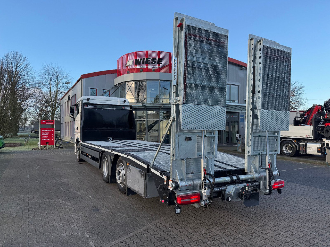 MAN Baumaschinen- Arbeitsbühnentransporter Rampen - Autotransporter truck: picture 5 MAN Baumaschinen- Arbeitsbühnentransporter Rampen - Autotransporter truck: picture 5