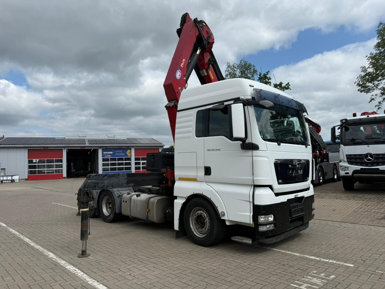 MAN TGX 26.440 6x2 mit HMF 3000-5 Kran TÜV NEU - Crane truck: picture 2 MAN TGX 26.440 6x2 mit HMF 3000-5 Kran TÜV NEU - Crane truck: picture 2