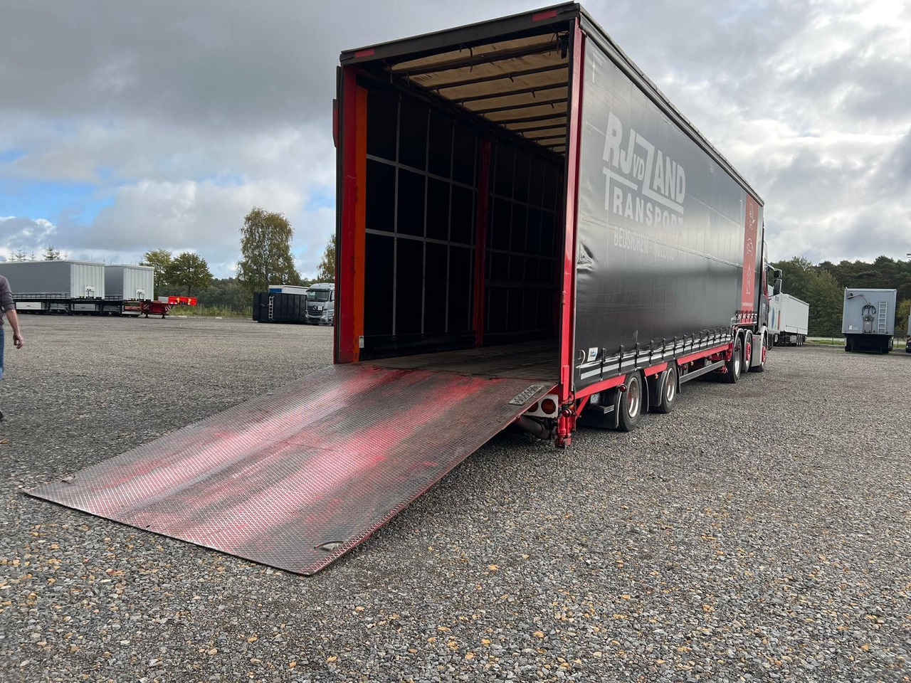 Meusburger 2-Achs-Gabelstaplertransporter Rampe Dhollandia - Curtainsider semi-trailer: picture 4 Meusburger 2-Achs-Gabelstaplertransporter Rampe Dhollandia - Curtainsider semi-trailer: picture 4