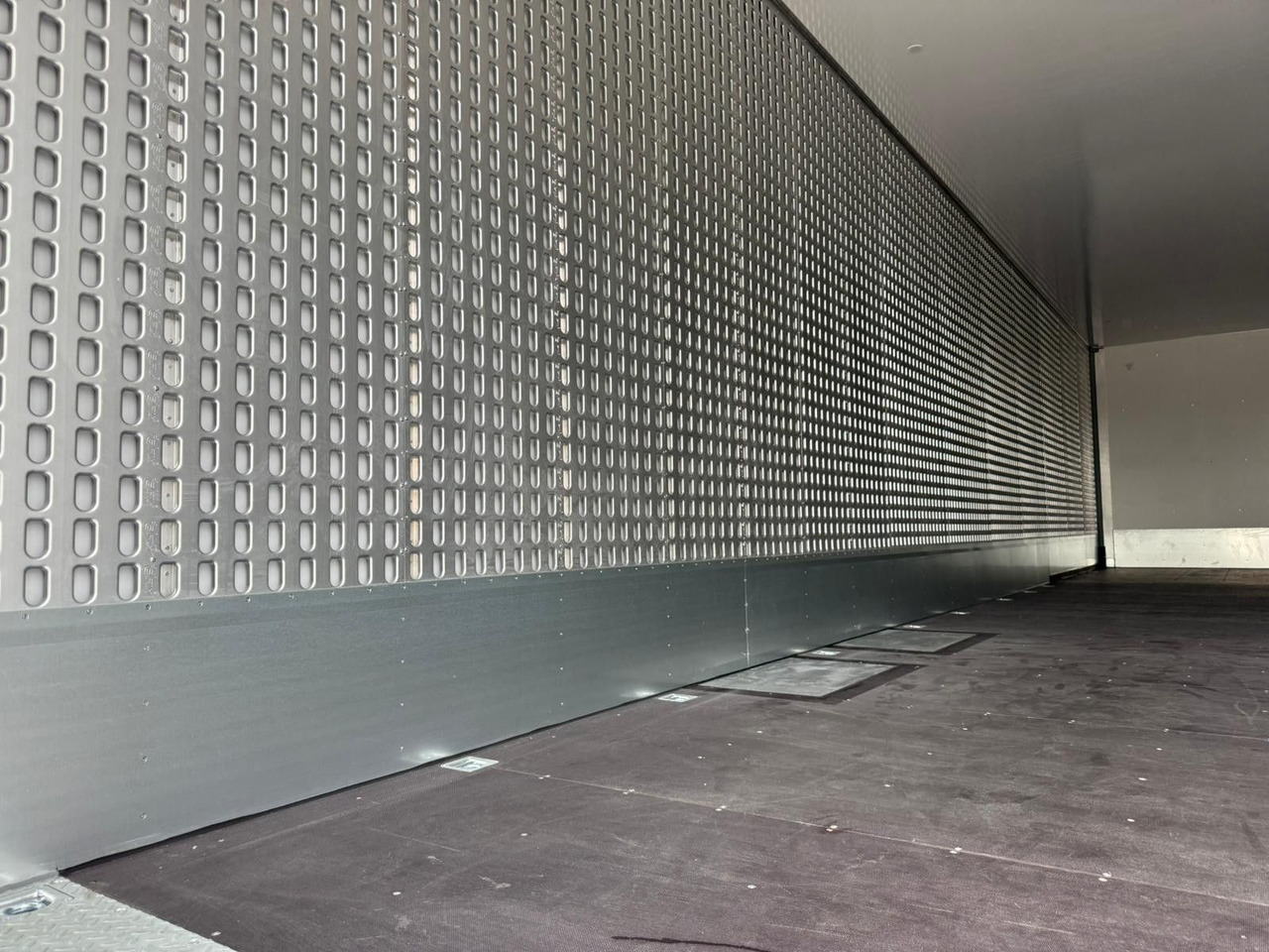 Closed box semi-trailer Talson TGG TAL 12/18 Mega Kofferauflieger Kleidung 99m³: picture 8 Closed box semi-trailer Talson TGG TAL 12/18 Mega Kofferauflieger Kleidung 99m³: picture 8