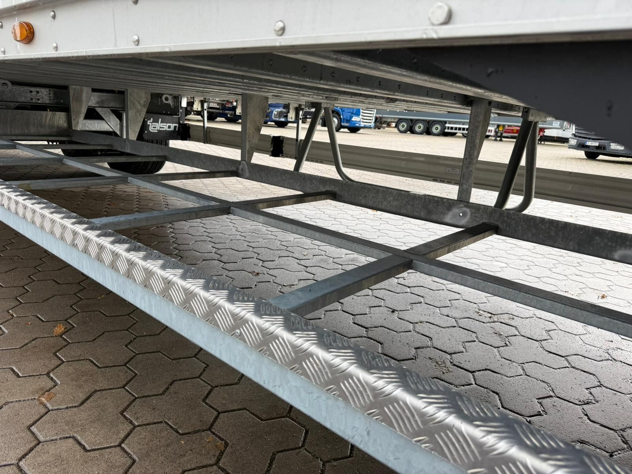 Closed box semi-trailer Talson TGG TAL 12/18 Mega Kofferauflieger Kleidung 99m³: picture 11 Closed box semi-trailer Talson TGG TAL 12/18 Mega Kofferauflieger Kleidung 99m³: picture 11