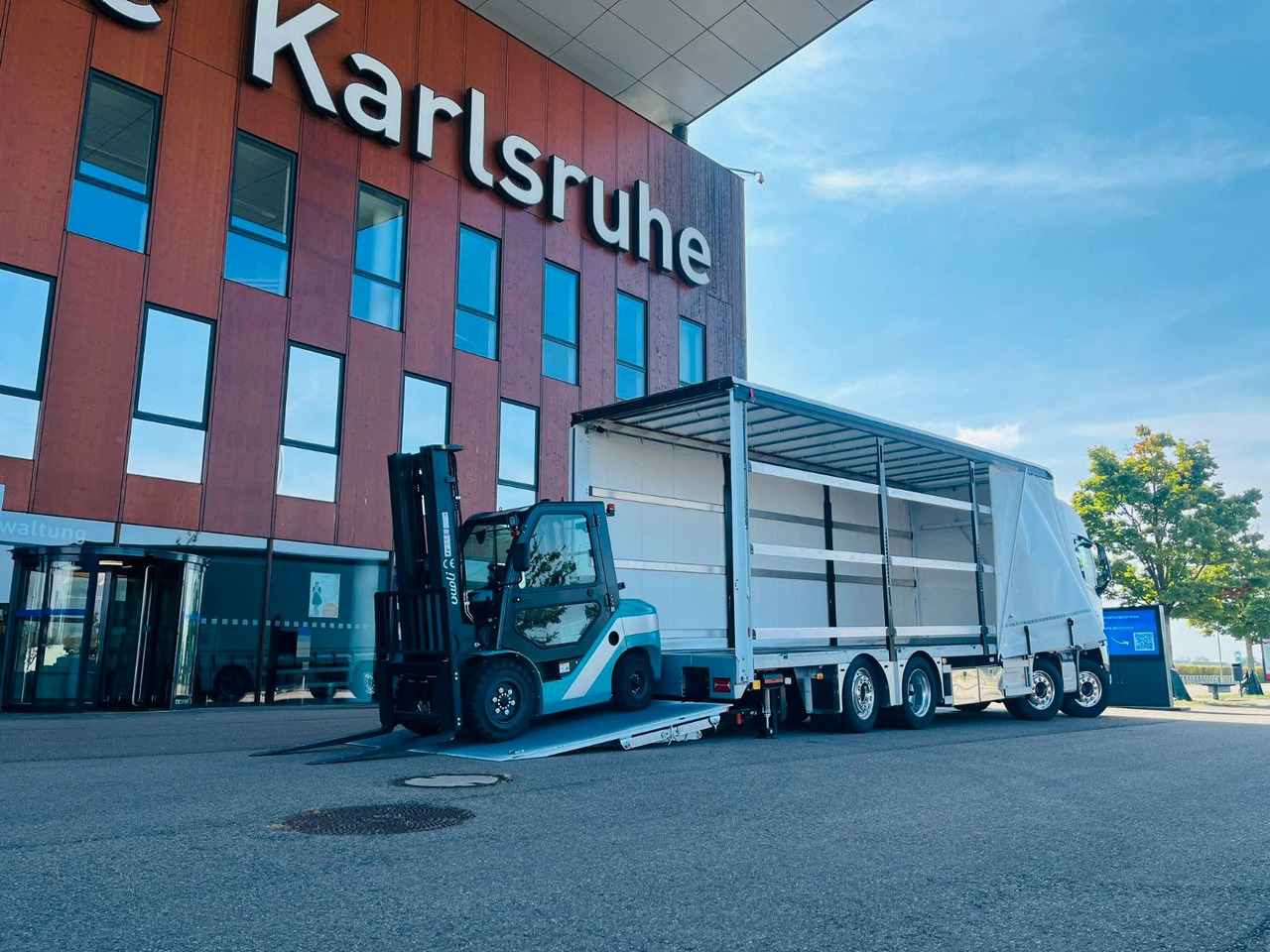 Volvo FH 500 Gabelstaplertransporter LBW Dhollandia 9t - Curtainsider truck: picture 4 Volvo FH 500 Gabelstaplertransporter LBW Dhollandia 9t - Curtainsider truck: picture 4