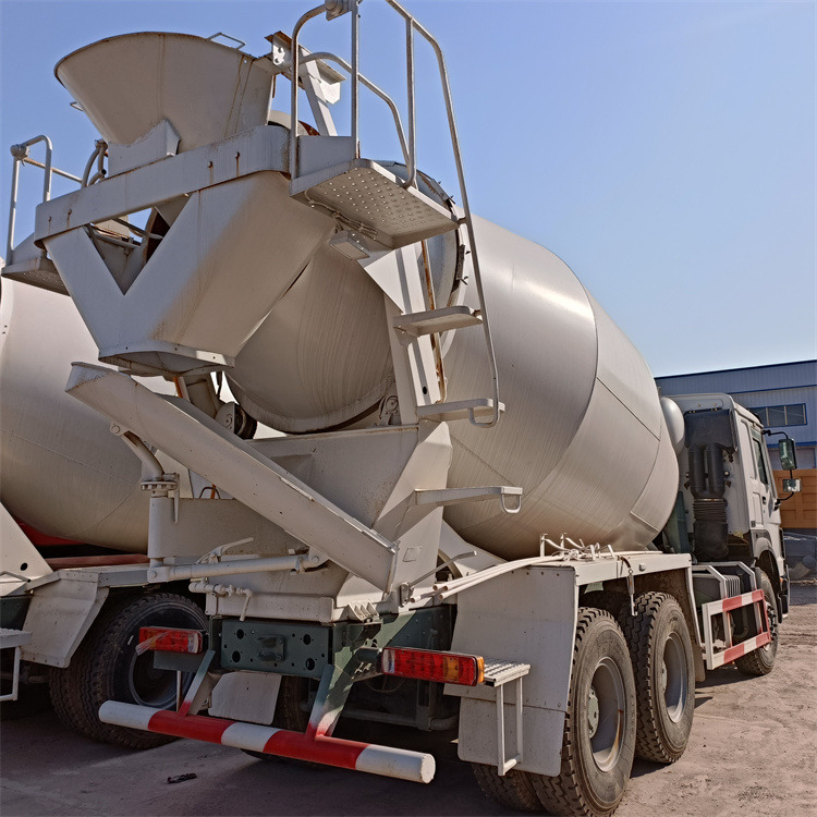 HOWO HOWO-white mixer pump truck - Mixer pump truck: picture 5 HOWO HOWO-white mixer pump truck - Mixer pump truck: picture 5