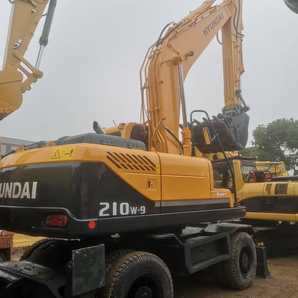 Hyundai R210W-9 - Wheel excavator: picture 5 Hyundai R210W-9 - Wheel excavator: picture 5