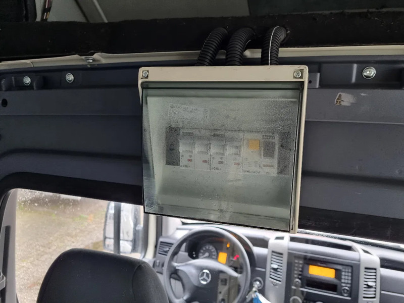 Interior photo 2: Panel van Mercedes-Benz Sprinter 311 CDI L2H2 EURO 6 2.2 CDI RWD Interior photo 2: Panel van Mercedes-Benz Sprinter 311 CDI L2H2 EURO 6 2.2 CDI RWD