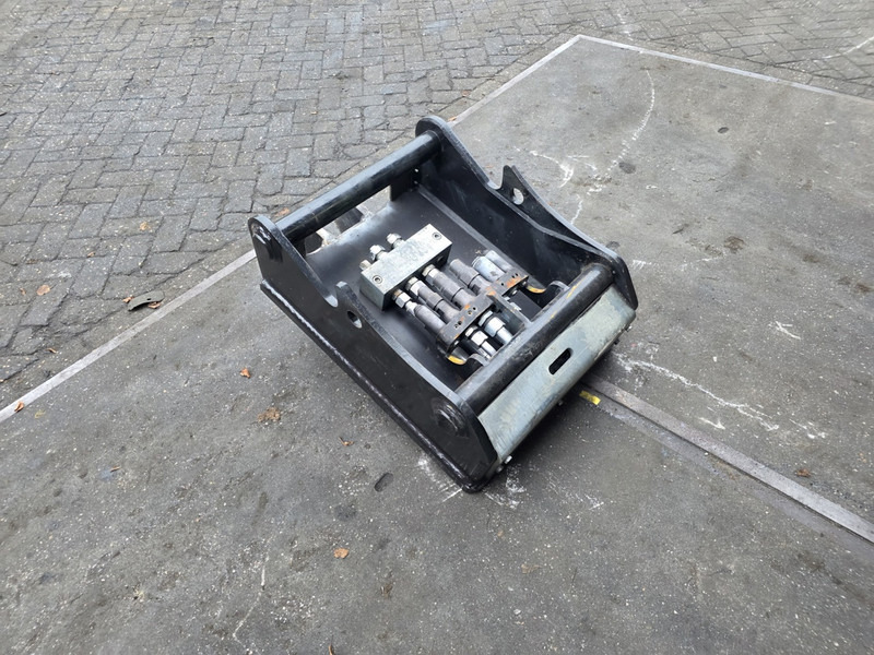 Oilquick kopplaat oq70/55 adaptor plate oilquick 70 55 steelwrist - Quick coupler for Construction machinery: picture 3 Oilquick kopplaat oq70/55 adaptor plate oilquick 70 55 steelwrist - Quick coupler for Construction machinery: picture 3