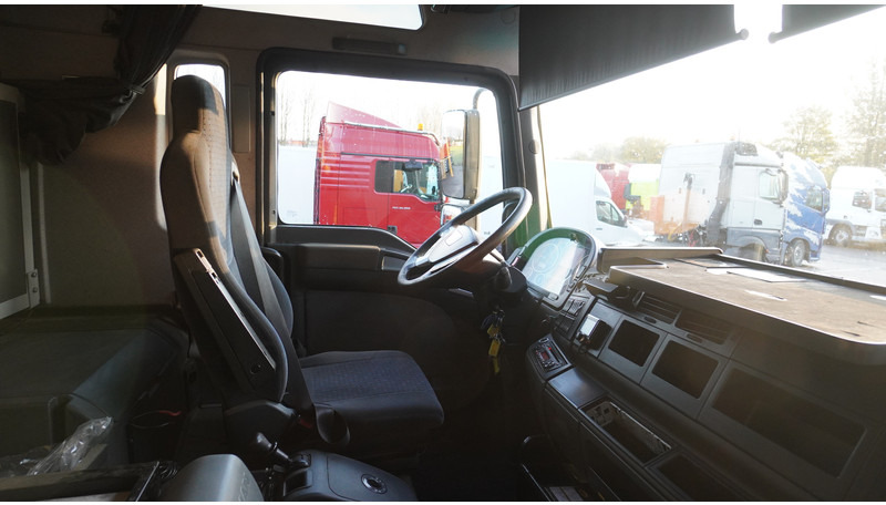 MAN TGA 41.530 8X4 160 TON'S RETARDER 283.000KM - Tractor unit: picture 5 MAN TGA 41.530 8X4 160 TON'S RETARDER 283.000KM - Tractor unit: picture 5