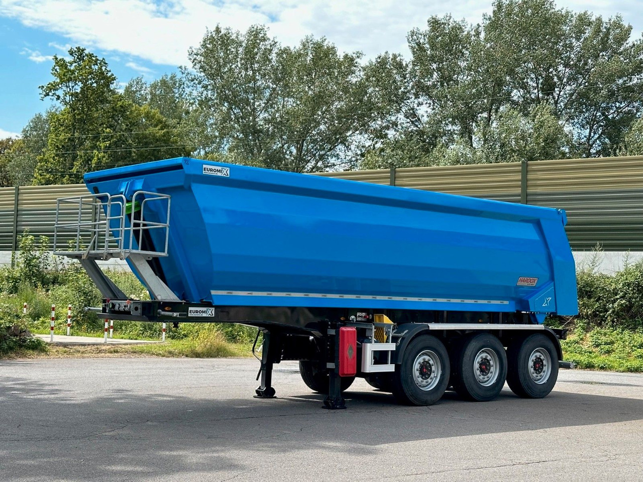 EuromixMTP Halbschalen Auflieger 27m³ HARDOX - Tipper semi-trailer: picture 2 EuromixMTP Halbschalen Auflieger 27m³ HARDOX - Tipper semi-trailer: picture 2