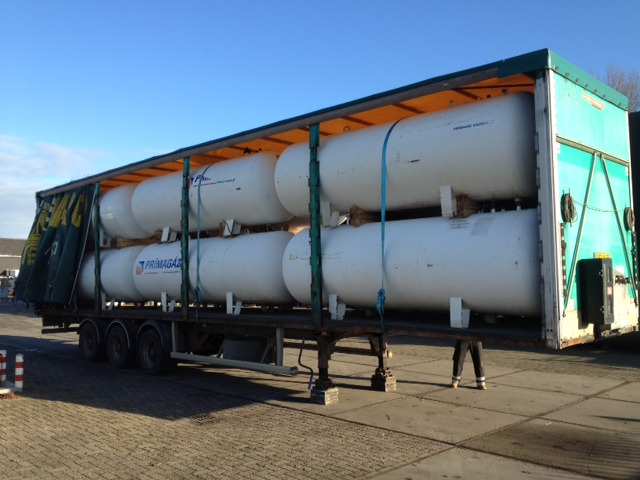 Curtain semi-trailer loaded with LPG tanks - Curtainsider semi-trailer: picture 3 Curtain semi-trailer loaded with LPG tanks - Curtainsider semi-trailer: picture 3