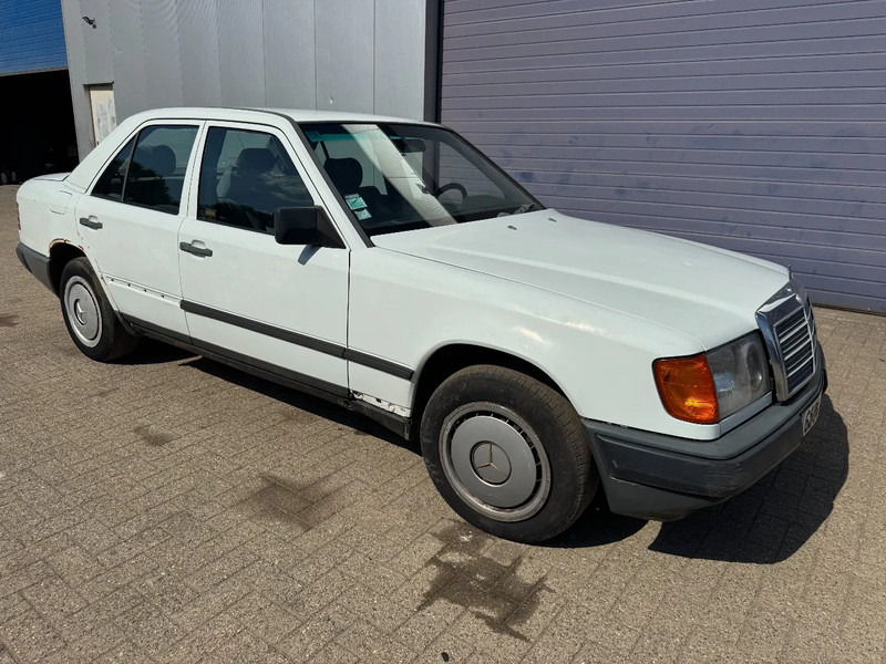 Mercedes-Benz 200-serie **W124-250D** - Sedan: picture 3 Mercedes-Benz 200-serie **W124-250D** - Sedan: picture 3