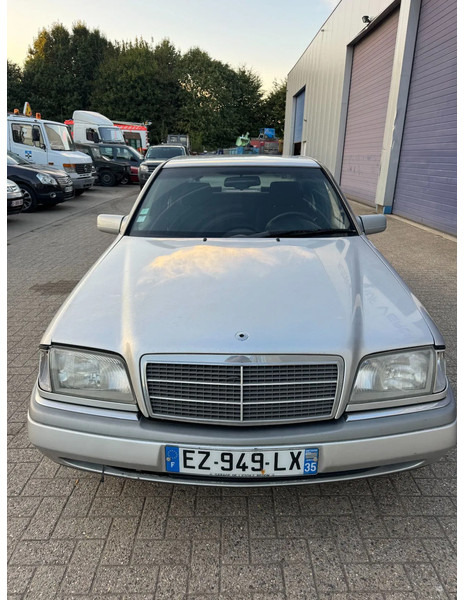 Mercedes-Benz C-Klasse **C180-PETROL-AC** - Sedan: picture 2 Mercedes-Benz C-Klasse **C180-PETROL-AC** - Sedan: picture 2