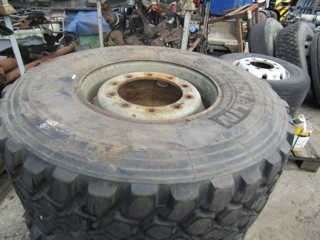 445/65/22.5 TRACK GRIP MICHELIN (2) EX SCAMMEL 6X6 COMPLETE WITH RIMS - Tire for Truck: picture 2 445/65/22.5 TRACK GRIP MICHELIN (2) EX SCAMMEL 6X6 COMPLETE WITH RIMS - Tire for Truck: picture 2
