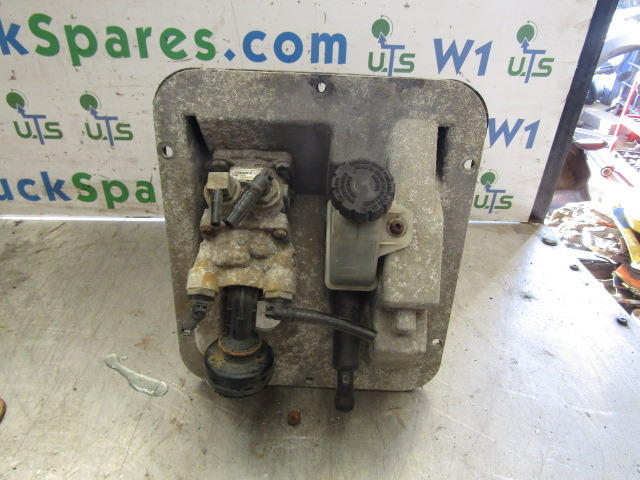 MERCEDES ATEGO 815 CLUTCH / BRAKE PEDAL CLUSTER - Brake parts for Truck: picture 1 MERCEDES ATEGO 815 CLUTCH / BRAKE PEDAL CLUSTER - Brake parts for Truck: picture 1