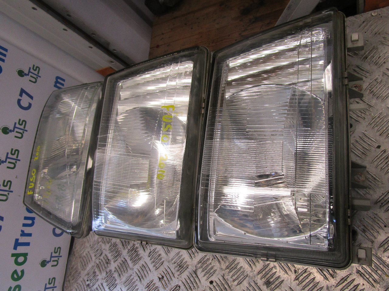 MITSUBISHI FUSO HEADLIGHT - Cab and interior for Truck: picture 1 MITSUBISHI FUSO HEADLIGHT - Cab and interior for Truck: picture 1